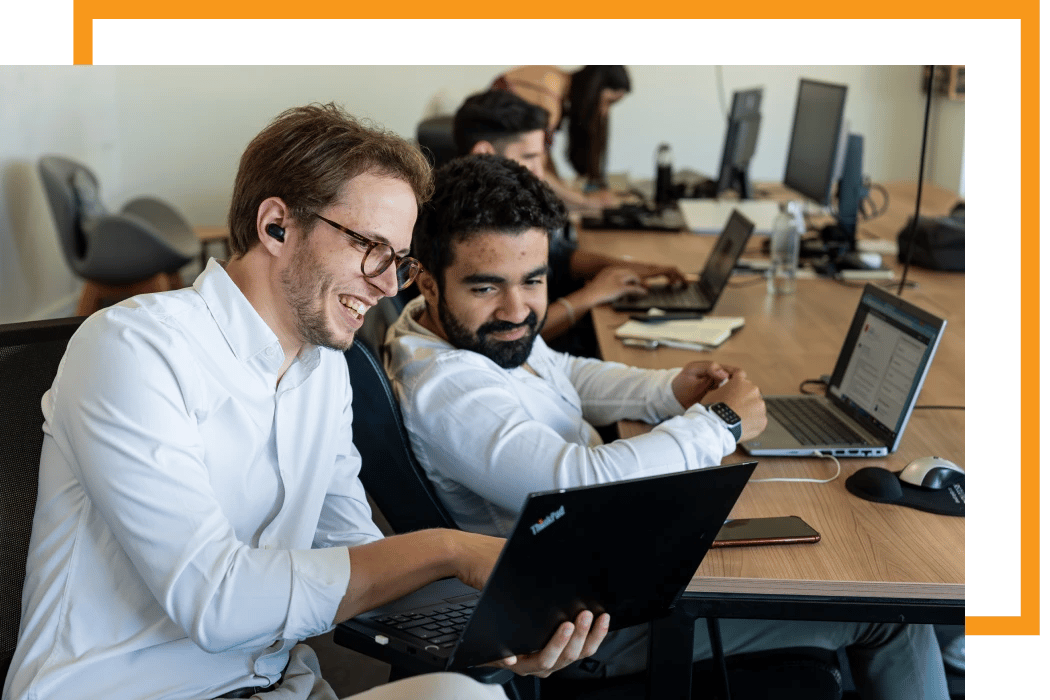 Intercambio de ideas entre expertos en proyectos llave en mano de Alter Solutions