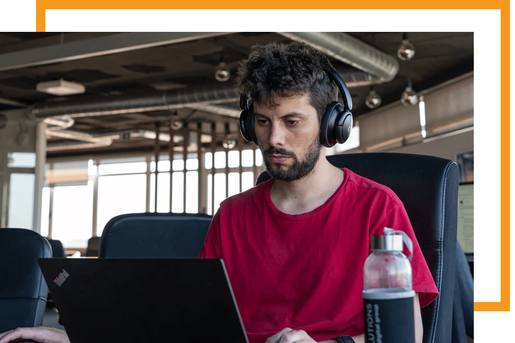 Un especialista en integración de IA trabaja en una nueva herramienta