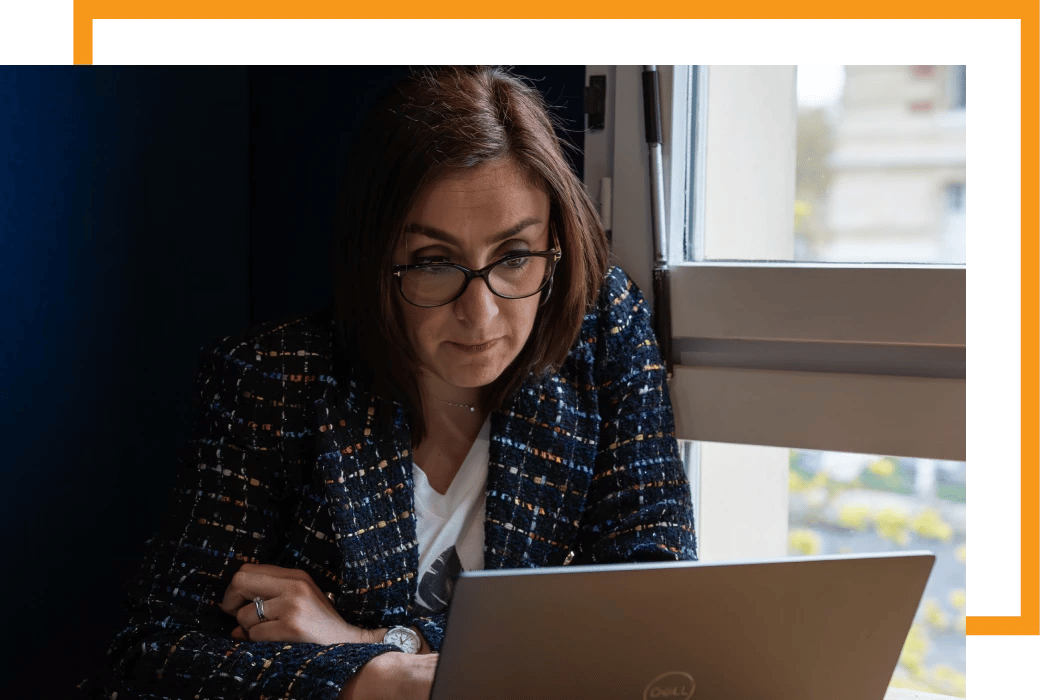 Gestora de proyectos en una llamada con un cliente