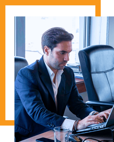 Consultor de Business Intelligence realiza un análisis financiero