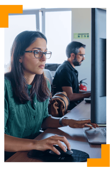 Arquitectos de la nube que supervisan la estrategia de computación en nube de un cliente
