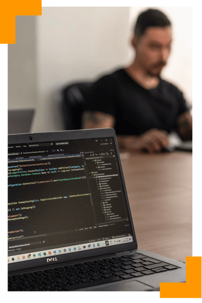 Desarrollador de software trabajando en una aplicación para un proyecto de un cliente