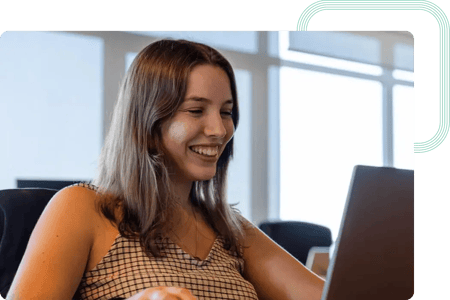 Desarrolladora Front-end trabajando en una aplicación web