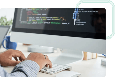 Ingeniero DevOps desarrollando nuevas funcionalidades