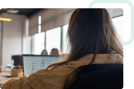 Analista de negocio que analiza los requisitos del proyecto