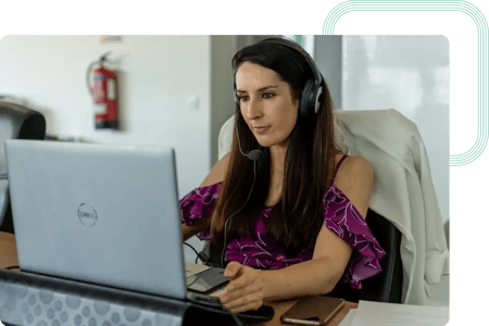 Experta de Alter Solutions aplicando un modelo de aprendizaje automático