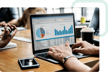 Experto de act digital trabajando en una plataforma de visualización de datos