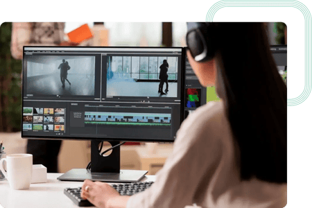 Desarrolladora React trabajando en nuevas funcionalidades de video para la aplicación principal del cliente