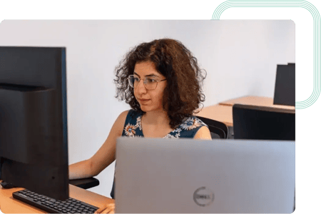 Desarrolladora back-end trabajando en una aplicación para crear eVouchers