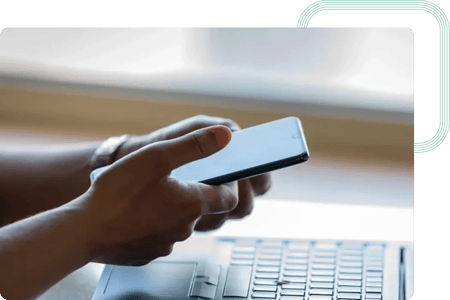 Desarrollador Front-end probando las nuevas funcionalidades en la aplicación CRM del cliente.
