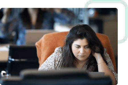 Probadora de control de calidad revisando la carga de la conexión API