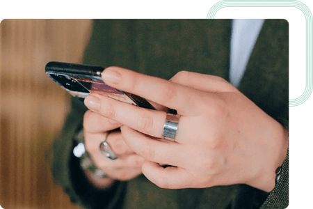Un experto de act digital prueba un prototipo de asistente virtual telefónico