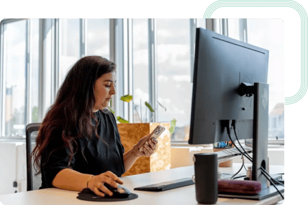 Desarrolladora PL/SQL trabaja en mejoras del robot de voz