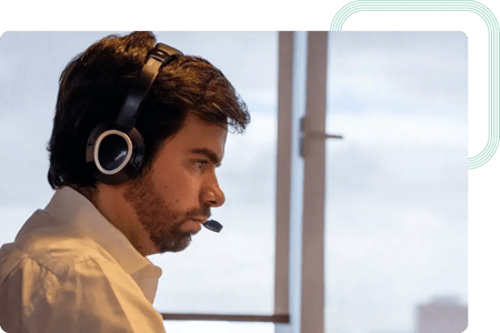 Desarrollador back-end perfeccionando la herramienta de calidad de audio para el cliente