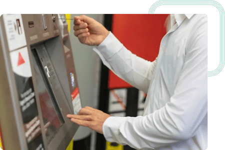 Usuario final introduciendo un ticket en una máquina expendedora