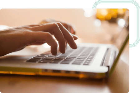 Analista de datos introduce los datos pertinentes en el modelo de gestión general