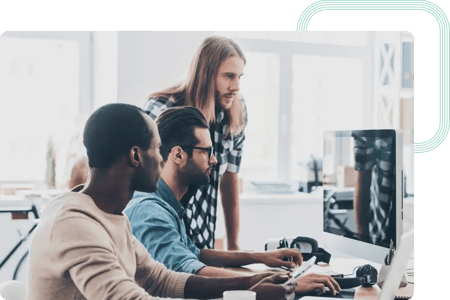 Los desarrolladores de back-end y front-end intercambian ideas sobre el proyecto