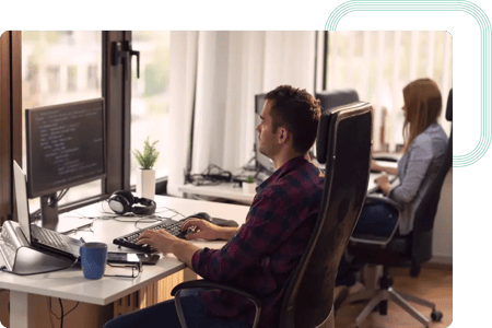 React Developer trabajando en el desarrollo de componentes front-end en el centro Nearshore