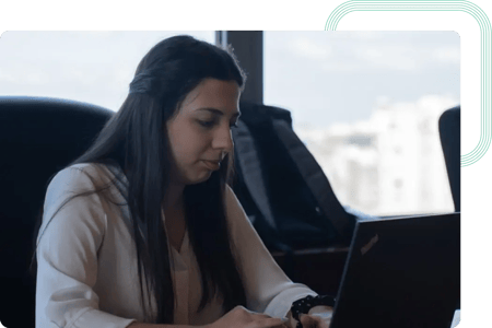 Ingeniera Cloud desarrollando la infraestructura cloud del cliente en Microsoft Azure