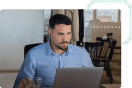 Ingeniero de control de calidad del software e evalúa el software de Vision-Box