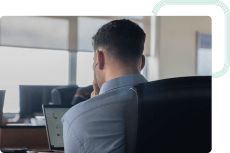 Consultor especializado de act digital trabajando en la integración del portal Partner Hub vía API