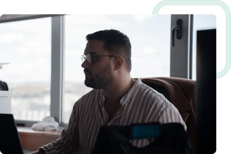 Ingeniero DevOps asegurando el correcto funcionamiento del website de Bolttech