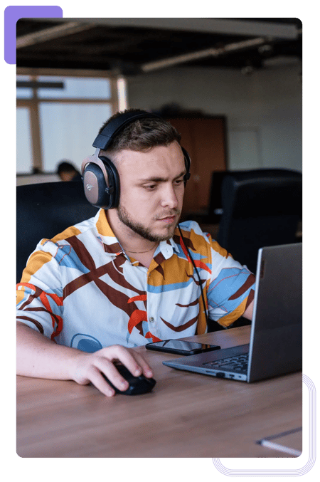 Un consultor trabaja en un proyecto de transformación digital en la oficina de act digital