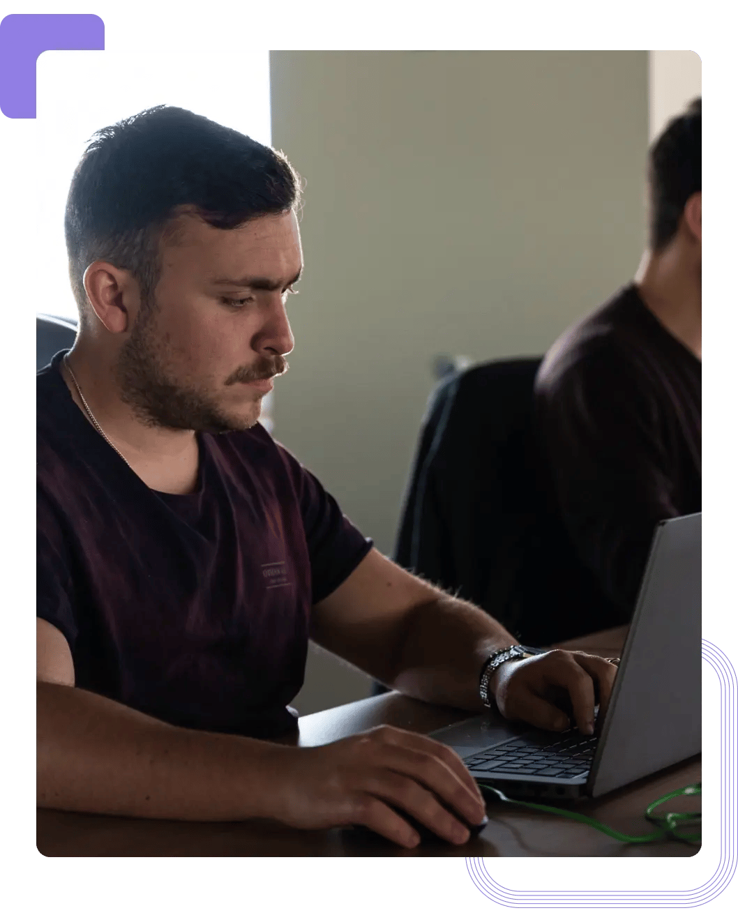 Experto de Red Team desplegando un ataque de phishing simulado