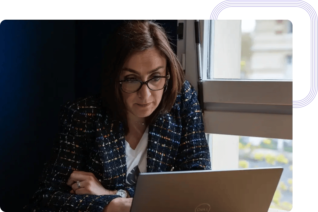 Gestora de proyectos en una llamada con un cliente
