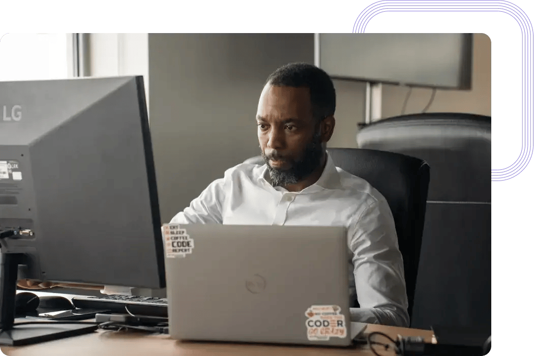 Experto en Aprendizaje Automático supervisa datos empresariales