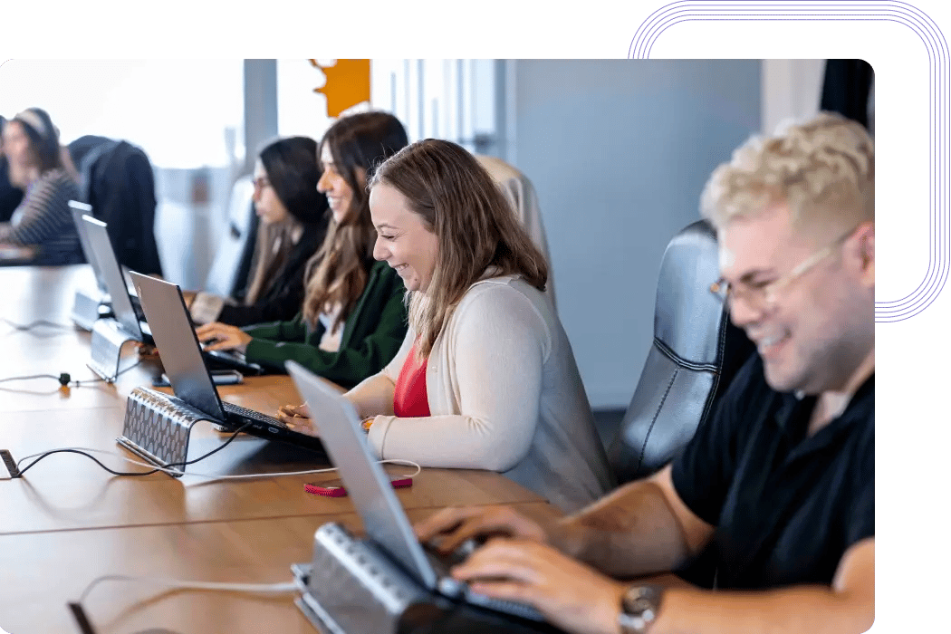 Equipo outsourcing de desarrolladores de software en una reunión de equipo