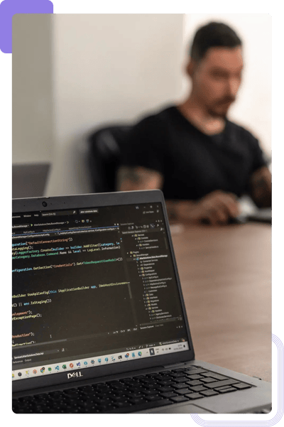 Desarrollador de software trabajando en una aplicación para un proyecto de un cliente