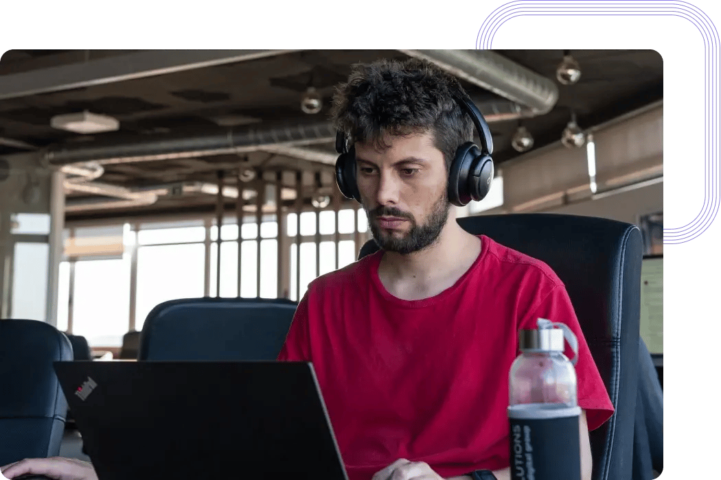 Un especialista en integración de IA trabaja en una nueva herramienta