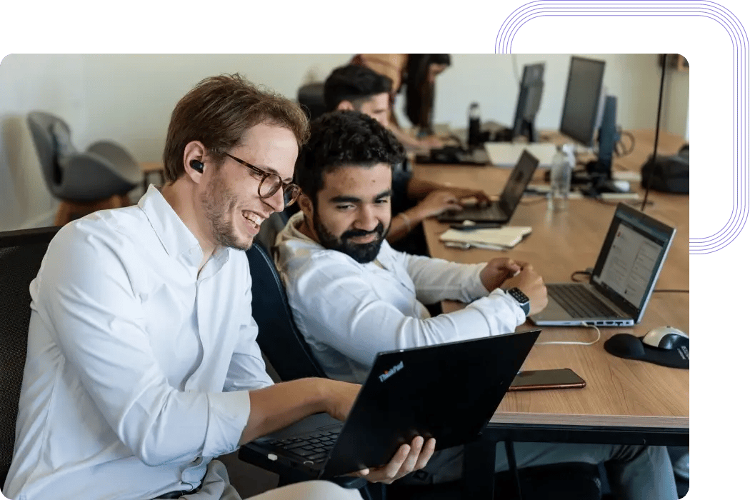 Intercambio de ideas entre expertos en proyectos llave en mano de Alter Solutions