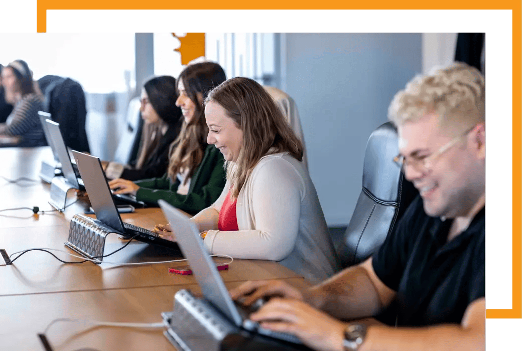 Equipo outsourcing de desarrolladores de software en una reunión de equipo