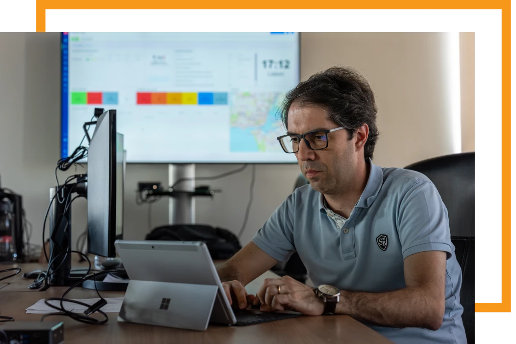 Experto en Cloud Computing trabajando en la oficina Experto en Cloud Computing trabajando en la oficina